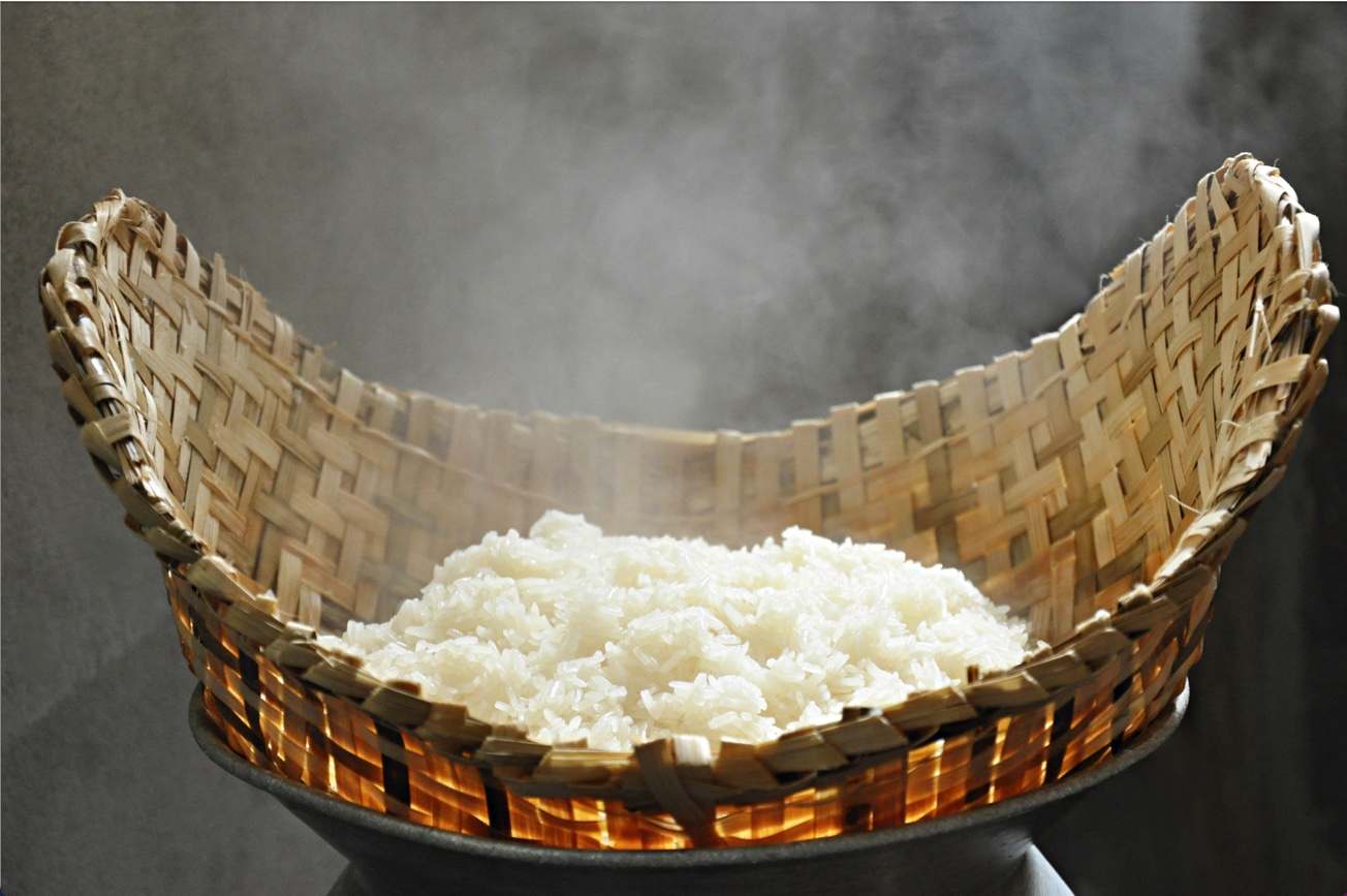 Steaming Rice in a Bamboo Basket: Mov Vum Cub 